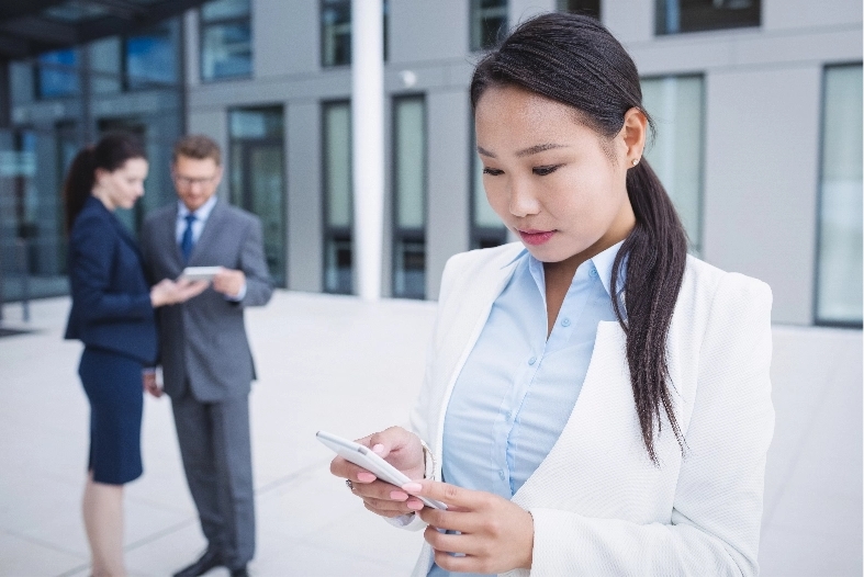 Professionista al lavoro con documenti aziendali per l’apertura di una società in Cina